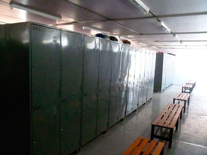 Vestiário com armários individuais e bancos de madeira
