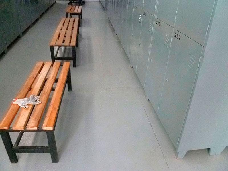 Fileira de armários individuais no vestiário